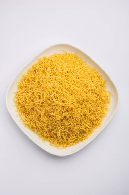 Besan Sev veya Hint Namkeen Noodles nohut. Popüler Gujarati Kızarmış Çay Zamanı Atıştırmalığı.