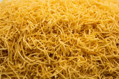 Besan Sev veya Hint Namkeen Noodles nohut. Popüler Gujarati Kızarmış Çay Zamanı Atıştırmalığı.