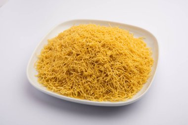 Besan Sev veya Hint Namkeen Noodles nohut. Popüler Gujarati Kızarmış Çay Zamanı Atıştırmalığı.