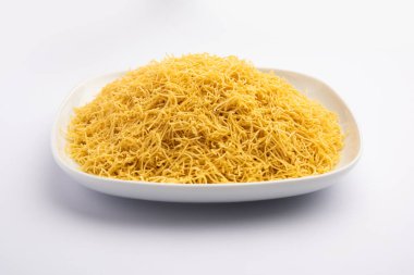 Besan Sev veya Hint Namkeen Noodles nohut. Popüler Gujarati Kızarmış Çay Zamanı Atıştırmalığı.