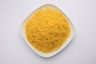 Besan Sev veya Hint Namkeen Noodles nohut. Popüler Gujarati Kızarmış Çay Zamanı Atıştırmalığı.