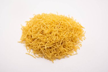 Besan Sev veya Hint Namkeen Noodles nohut. Popüler Gujarati Kızarmış Çay Zamanı Atıştırmalığı.