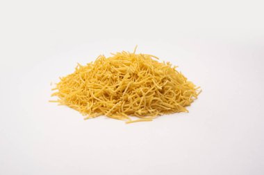 Besan Sev veya Hint Namkeen Noodles nohut. Popüler Gujarati Kızarmış Çay Zamanı Atıştırmalığı.