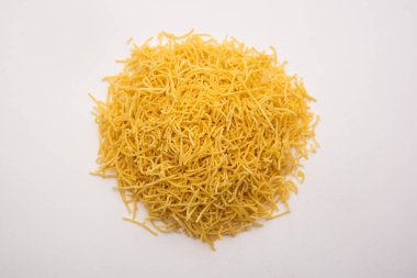 Besan Sev veya Hint Namkeen Noodles nohut. Popüler Gujarati Kızarmış Çay Zamanı Atıştırmalığı.