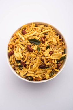 Bombay mix 'i veya Chanachur veya Chiwda veya farsan Hindistan' da çay saatinde popüler olan bir Hint yemeği.