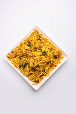 Bombay mix 'i veya Chanachur veya Chiwda veya farsan Hindistan' da çay saatinde popüler olan bir Hint yemeği.