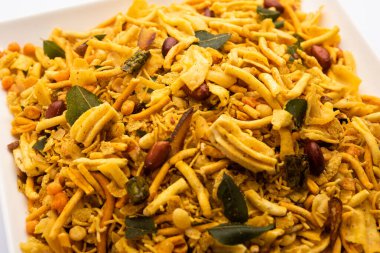 Bombay mix 'i veya Chanachur veya Chiwda veya farsan Hindistan' da çay saatinde popüler olan bir Hint yemeği.