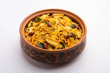 Bombay mix 'i veya Chanachur veya Chiwda veya farsan Hindistan' da çay saatinde popüler olan bir Hint yemeği.