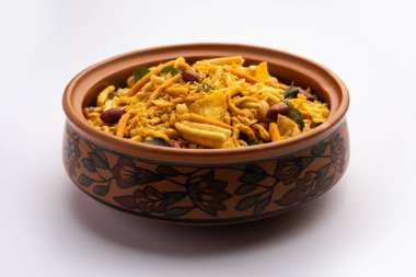 Bombay mix 'i veya Chanachur veya Chiwda veya farsan Hindistan' da çay saatinde popüler olan bir Hint yemeği.