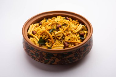 Bombay mix 'i veya Chanachur veya Chiwda veya farsan Hindistan' da çay saatinde popüler olan bir Hint yemeği.