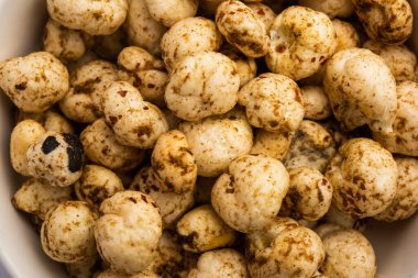 Kavrulmuş Phool Makhana veya Çıtır Masala Nilüfer tohumu bir kasede servis edilir, seçici bir odak noktası.