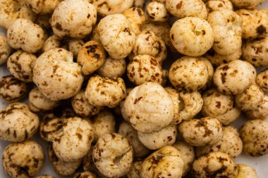 Kavrulmuş Phool Makhana veya Çıtır Masala Nilüfer tohumu bir kasede servis edilir, seçici bir odak noktası.