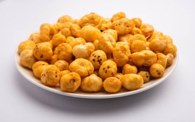 Kavrulmuş Phool Makhana veya Çıtır Masala Nilüfer tohumu bir kasede servis edilir, seçici bir odak noktası.