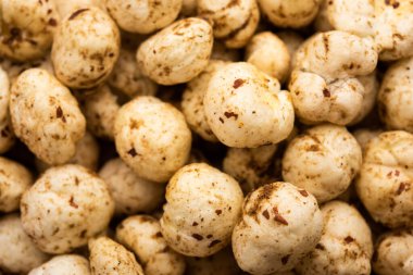 Kavrulmuş Phool Makhana veya Çıtır Masala Nilüfer tohumu bir kasede servis edilir, seçici bir odak noktası.