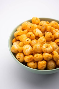 Kavrulmuş Phool Makhana veya Çıtır Masala Nilüfer tohumu bir kasede servis edilir, seçici bir odak noktası.