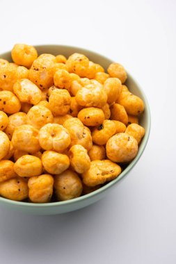 Kavrulmuş Phool Makhana veya Çıtır Masala Nilüfer tohumu bir kasede servis edilir, seçici bir odak noktası.