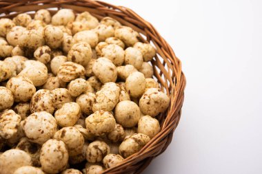 Kavrulmuş Phool Makhana veya Çıtır Masala Nilüfer tohumu bir kasede servis edilir, seçici bir odak noktası.