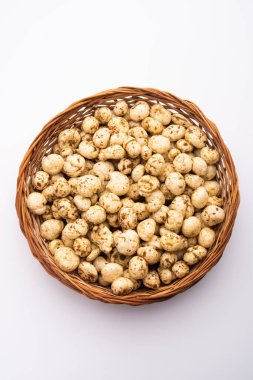 Kavrulmuş Phool Makhana veya Çıtır Masala Nilüfer tohumu bir kasede servis edilir, seçici bir odak noktası.