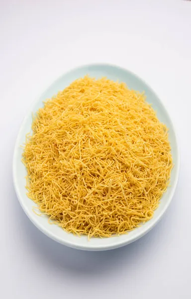 Besan Sev veya Hint Namkeen Noodles nohut. Popüler Gujarati Kızarmış Çay Zamanı Atıştırmalığı.