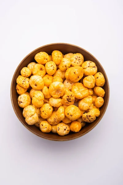 烘烤的Phool Makhana或脆皮的Masala Lotus Pops种子放在碗里 选择性地集中食用 — 图库照片