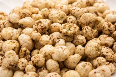 Kavrulmuş Phool Makhana veya Çıtır Masala Nilüfer tohumu bir kasede servis edilir, seçici bir odak noktası.