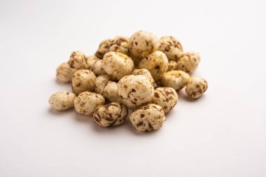 Kavrulmuş Phool Makhana veya Çıtır Masala Nilüfer tohumu bir kasede servis edilir, seçici bir odak noktası.