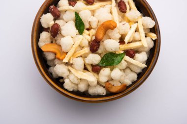 Sago ya da Sabudana Chivda tatlı ve baharatlı kızarmış Farsan 'dır. Ya da vrat diyeti ya da oruç yemeği, bir kasede servis edilir.