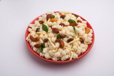 Sago ya da Sabudana Chivda tatlı ve baharatlı kızarmış Farsan 'dır. Ya da vrat diyeti ya da oruç yemeği, bir kasede servis edilir.