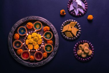 Mutlu Diwali - Tatlı ya da mithai ile Rangoli Çiçeği ve Diwali ya da Hindistan 'daki diğer festivaller için kaselerde diya, seçici bir odak noktası