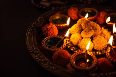 Mutlu Diwali - Tatlı ya da mithai ile Rangoli Çiçeği ve Diwali ya da Hindistan 'daki diğer festivaller için kaselerde diya, seçici bir odak noktası