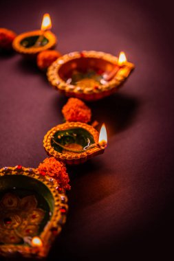 Mutlu Diwali - Güzel Diwali diyas Geceleri çiçeklerle