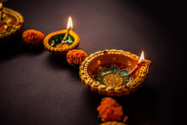 Mutlu Diwali - Güzel Diwali diyas Geceleri çiçeklerle