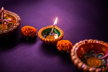 Mutlu Diwali - Güzel Diwali diyas Geceleri çiçeklerle