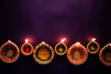 Mutlu Diwali - Güzel Diwali diyas Geceleri çiçeklerle