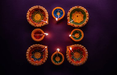 Mutlu Diwali - Güzel Diwali diyas Geceleri çiçeklerle