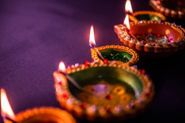 Mutlu Diwali - Güzel Diwali diyas Geceleri çiçeklerle