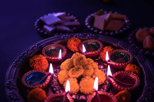 Happy Diwali Λουλούδι Rangoli Γλυκά Mithai Και Diya Κύπελλα Για — Φωτογραφία Αρχείου