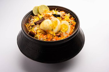 Yumurta Biryani - Yumurta, yumurta ve baharatla pişirilmiş Basmati pilavı ve yoğurt ile servis ediliyor.