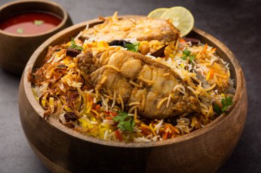 Otantik Balık Biryani beyaz tabakta ya da handi 'de servis edilir.