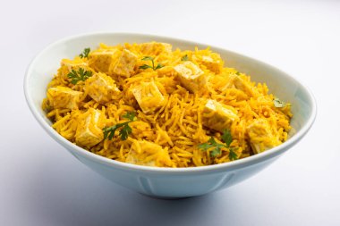 Sağlıklı Paneer Pulav OR Pilaf Basmati Rice 'ı bir kase veya tabakta servis ederek Hint yemeği