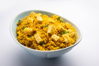 Sağlıklı Paneer Pulav OR Pilaf Basmati Rice 'ı bir kase veya tabakta servis ederek Hint yemeği