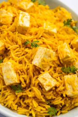 Sağlıklı Paneer Pulav OR Pilaf Basmati Rice 'ı bir kase veya tabakta servis ederek Hint yemeği