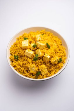Sağlıklı Paneer Pulav OR Pilaf Basmati Rice 'ı bir kase veya tabakta servis ederek Hint yemeği