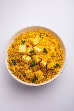 Sağlıklı Paneer Pulav OR Pilaf Basmati Rice 'ı bir kase veya tabakta servis ederek Hint yemeği