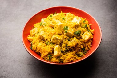 Sağlıklı Paneer Pulav OR Pilaf Basmati Rice 'ı bir kase veya tabakta servis ederek Hint yemeği