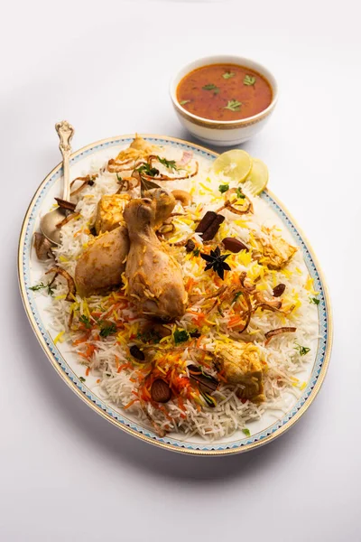Indian Chicken Biryani Served Terracotta Bowl Yogurt White Background Selective — Stock Photo, Image