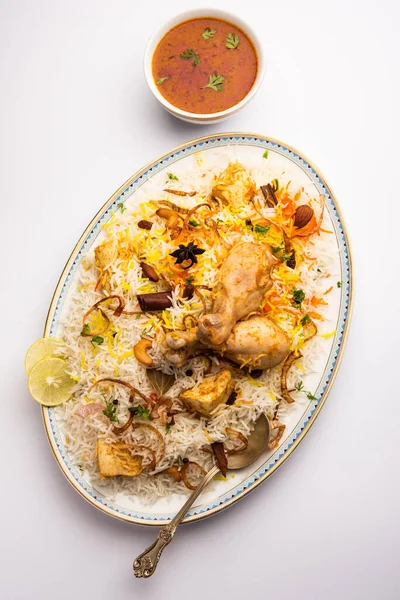 Индийский Цыпленок Бириани Служил Терракотовой Миске Йогуртом Белом Фоне Селективный — стоковое фото