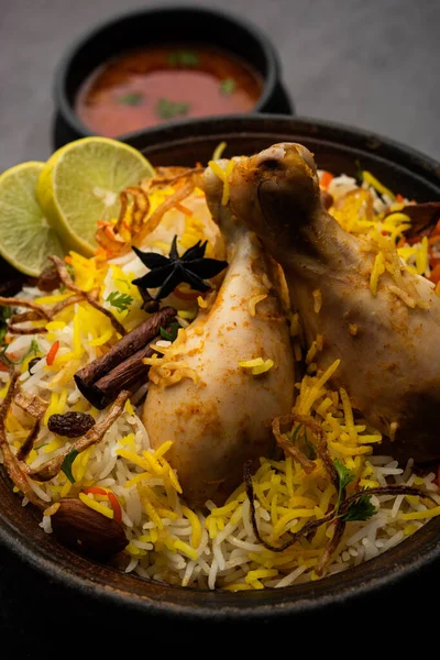 Pollo Indiano Biryani Servito Una Ciotola Terracotta Con Yogurt Sfondo — Foto Stock