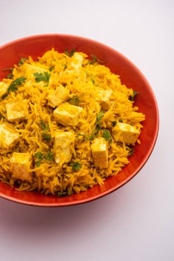 Sağlıklı Paneer Pulav OR Pilaf Basmati Rice 'ı bir kase veya tabakta servis ederek Hint yemeği