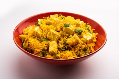 Sağlıklı Paneer Pulav OR Pilaf Basmati Rice 'ı bir kase veya tabakta servis ederek Hint yemeği